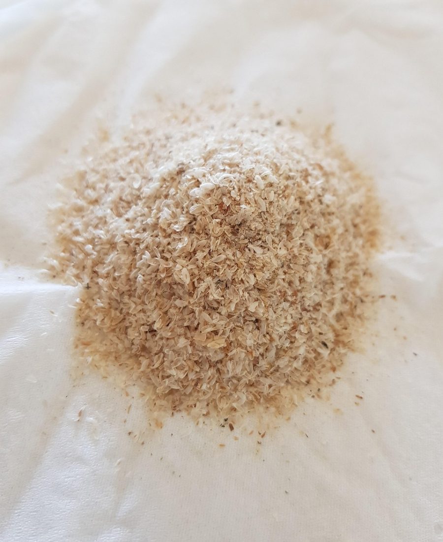 换算精选编辑在暗色书桌前整理单位换算速查表，屏幕微光映在纸质笔记上，安静专注的编辑部氛围