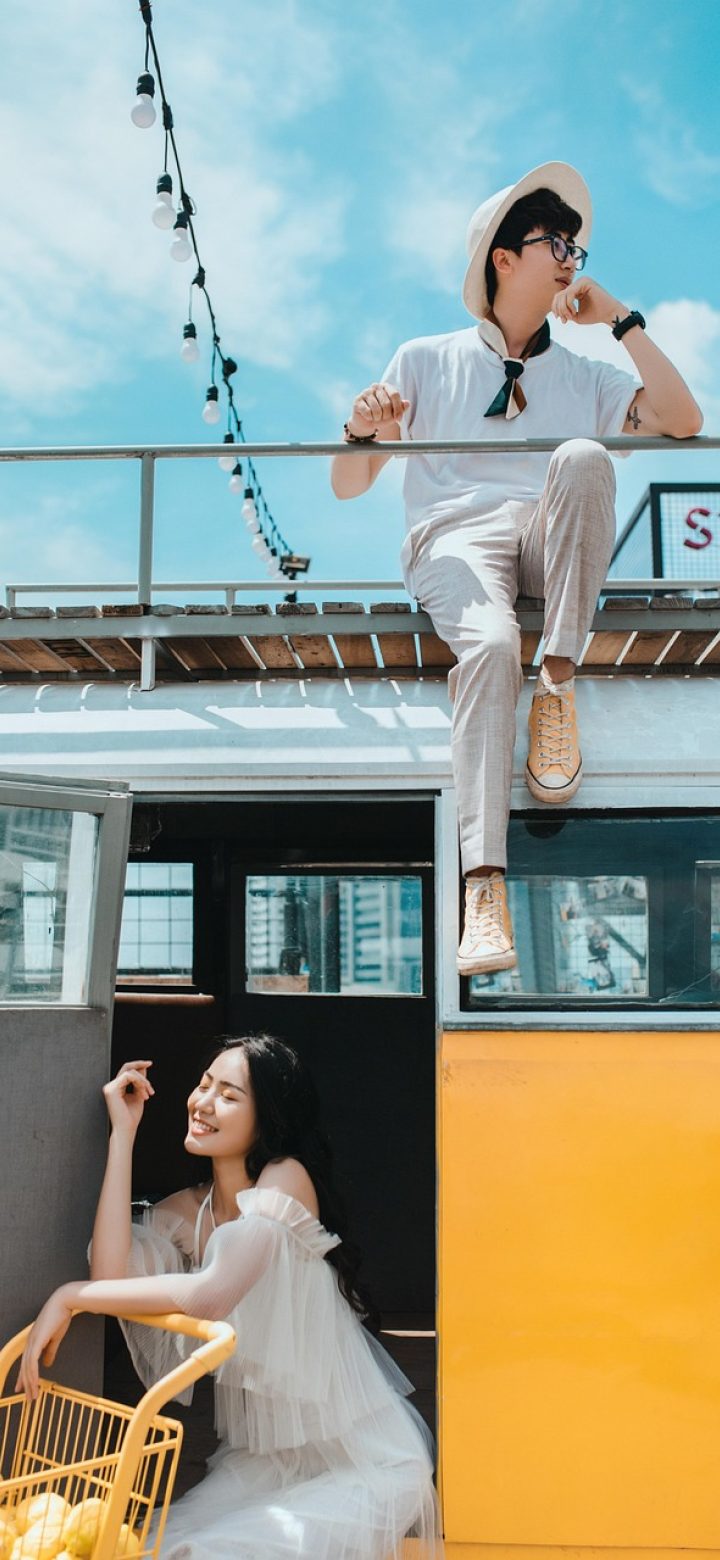 换算 App 历史记录界面截图，按日期分组列出历次换算条目，每条显示输入值、结果与时间，右侧有回填按钮